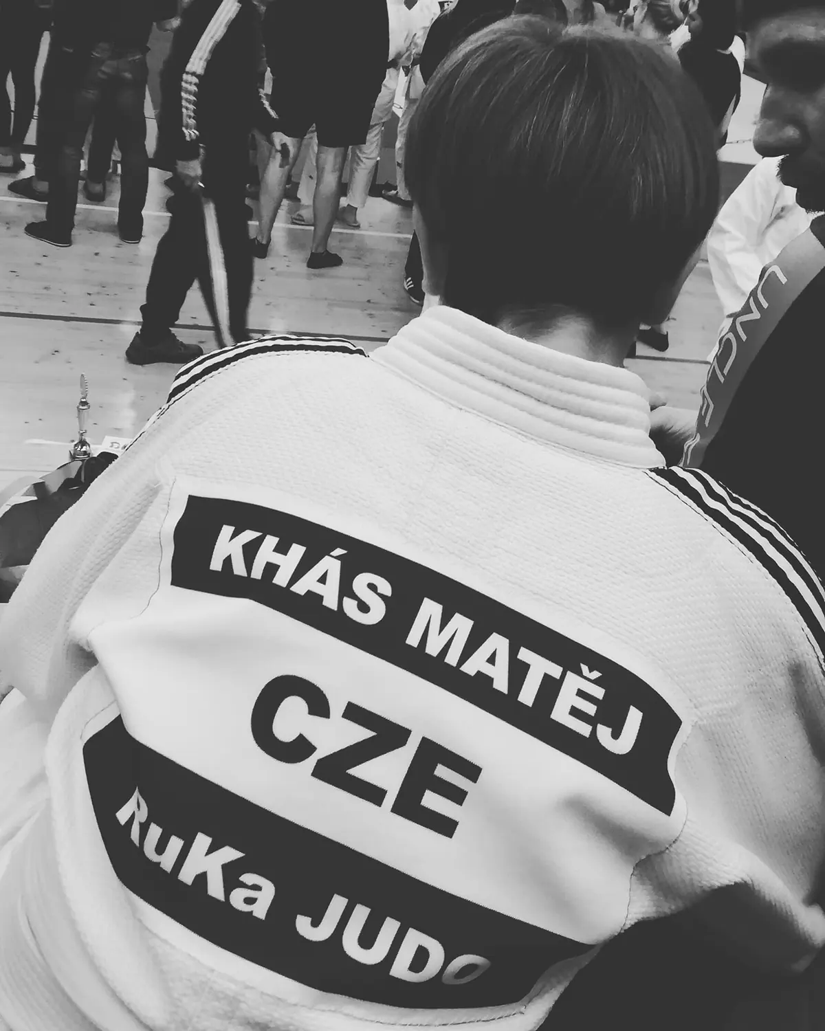 Černobílý detail zad judogi s nápisem RuKa JUDO