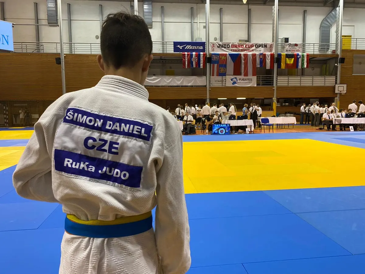 Závodník před nástupem — prázdná turnajová tatami