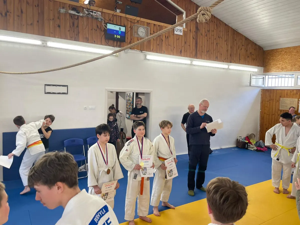 Judisté na tatami — trénink klubu RuKa JUDO