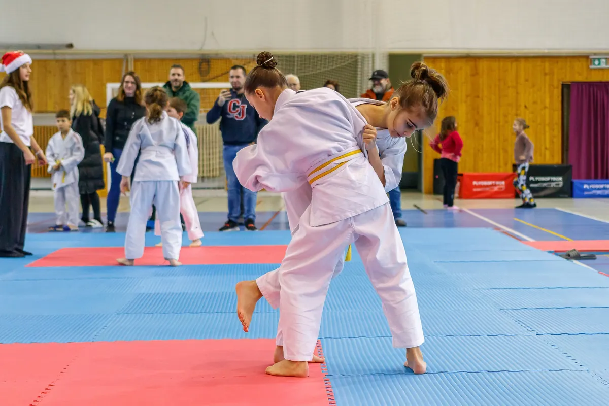 Souboj v postoji — úchop kimona na klubovém turnaji